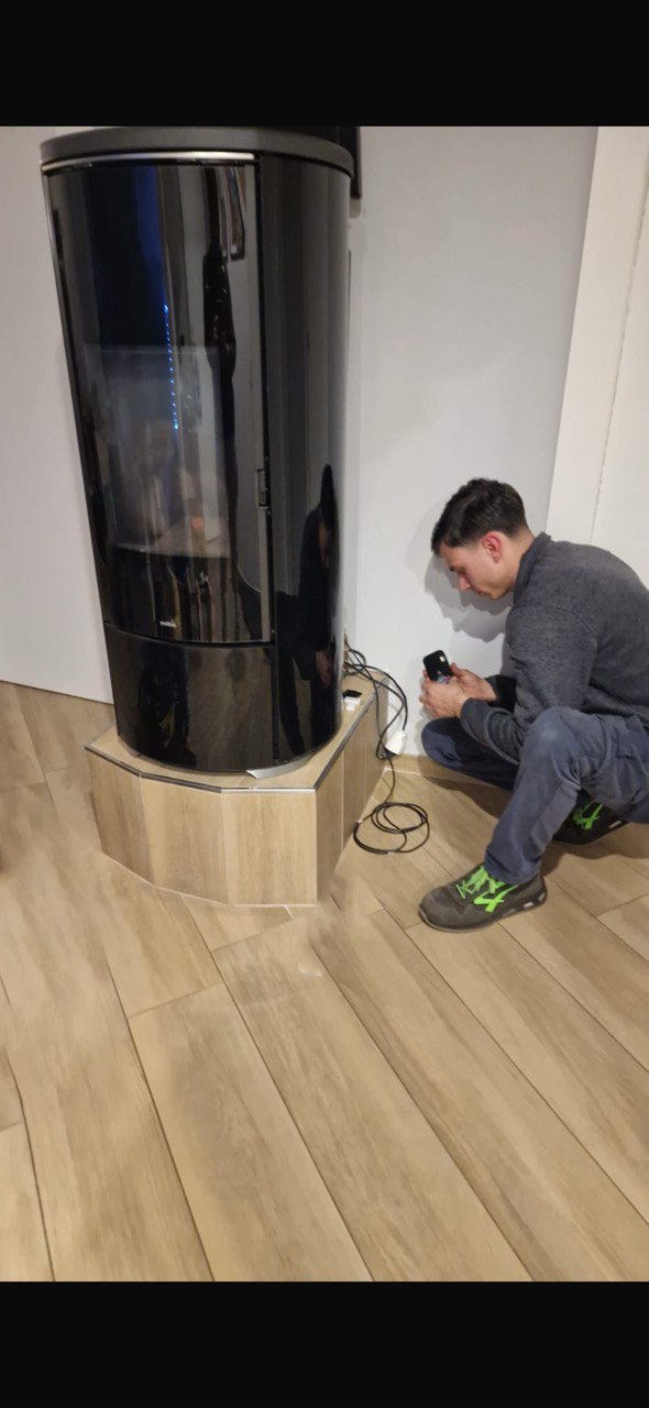Marco D'Agostino durante l'installazione di una stufa a pellet moderna